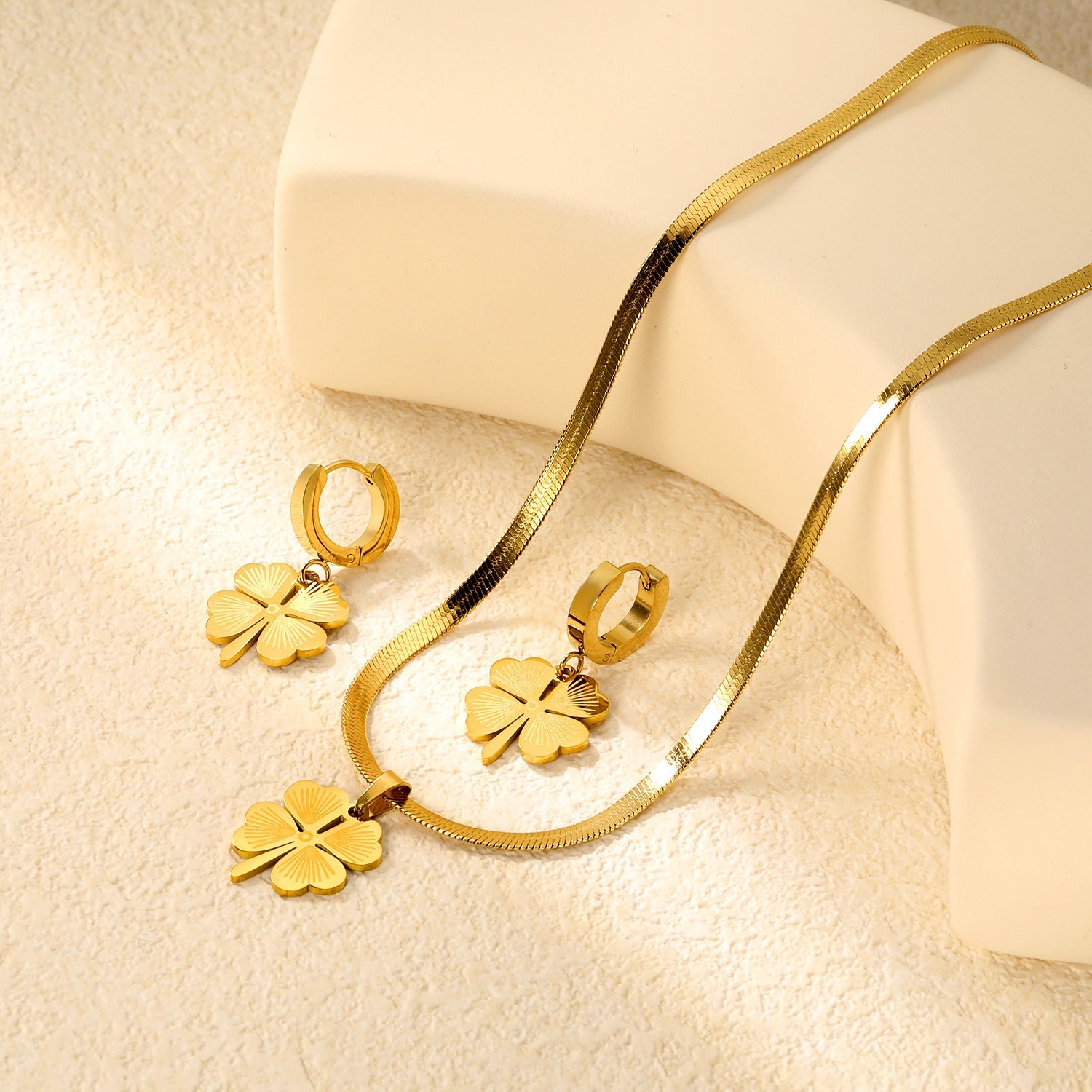 Nur Clover Charm Set