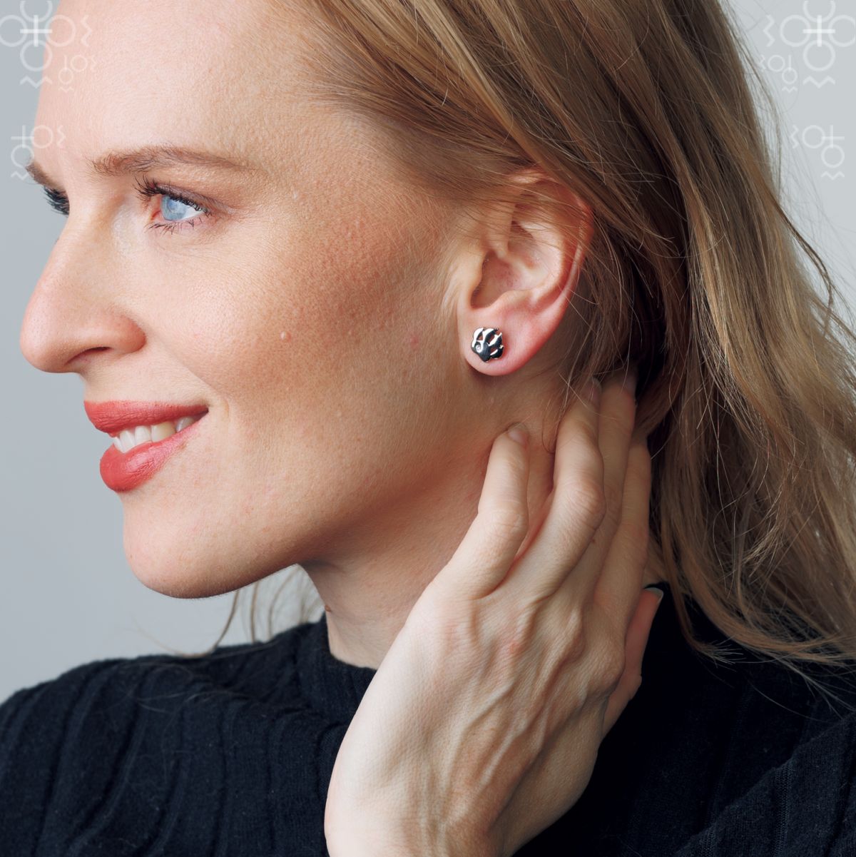 PAW EARRINGS WITH SWAROVSKI® CRYSTAL SHATON